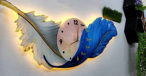 Bird feathers clock